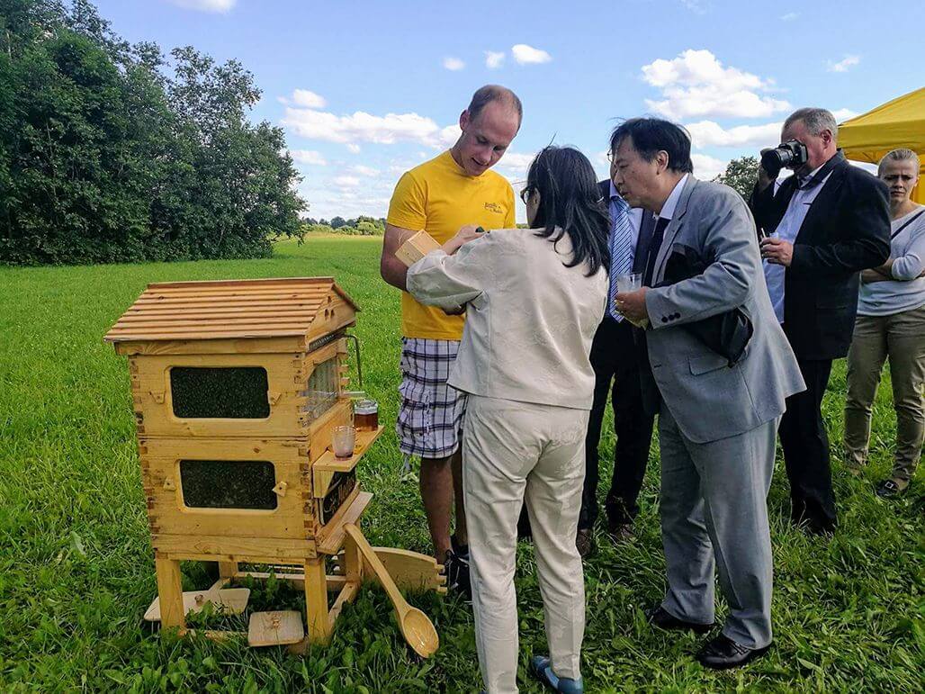 Flow hives: high technology and apiaries 5 received 1557571240942438